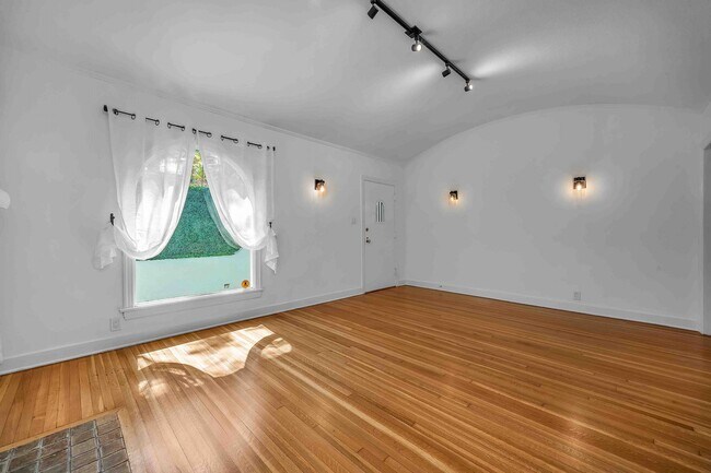 Building Photo - 223 N Almont Dr