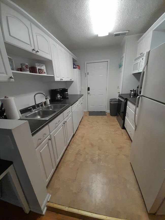 Building Photo - 2 bedroom 2 bath furnished condo $1,500 pe...