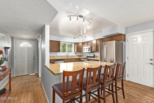 Building Photo - 3 Bed, 2 Bath and 2 Car-garage in Phoenix!