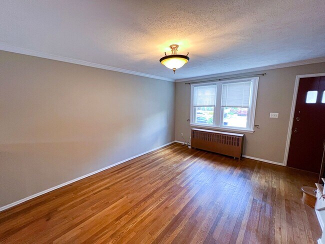 Foto del edificio - Charming 2 Bed 2 Bath Brick Townhome With A Fully Fenced Yard In Beautiful Foxcroft Heights