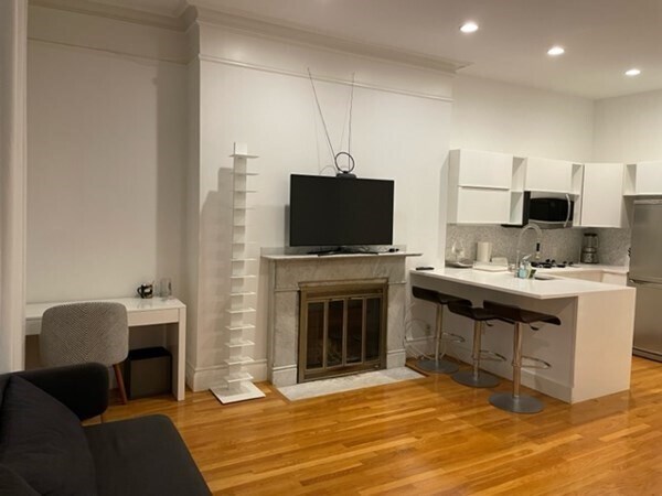 Primary Photo - 235 Beacon St