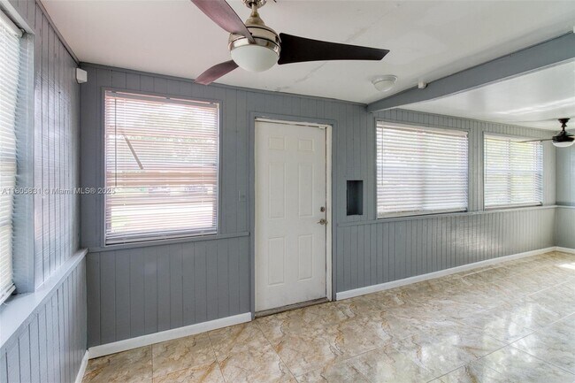 Building Photo - 6240 SW 22nd Ct