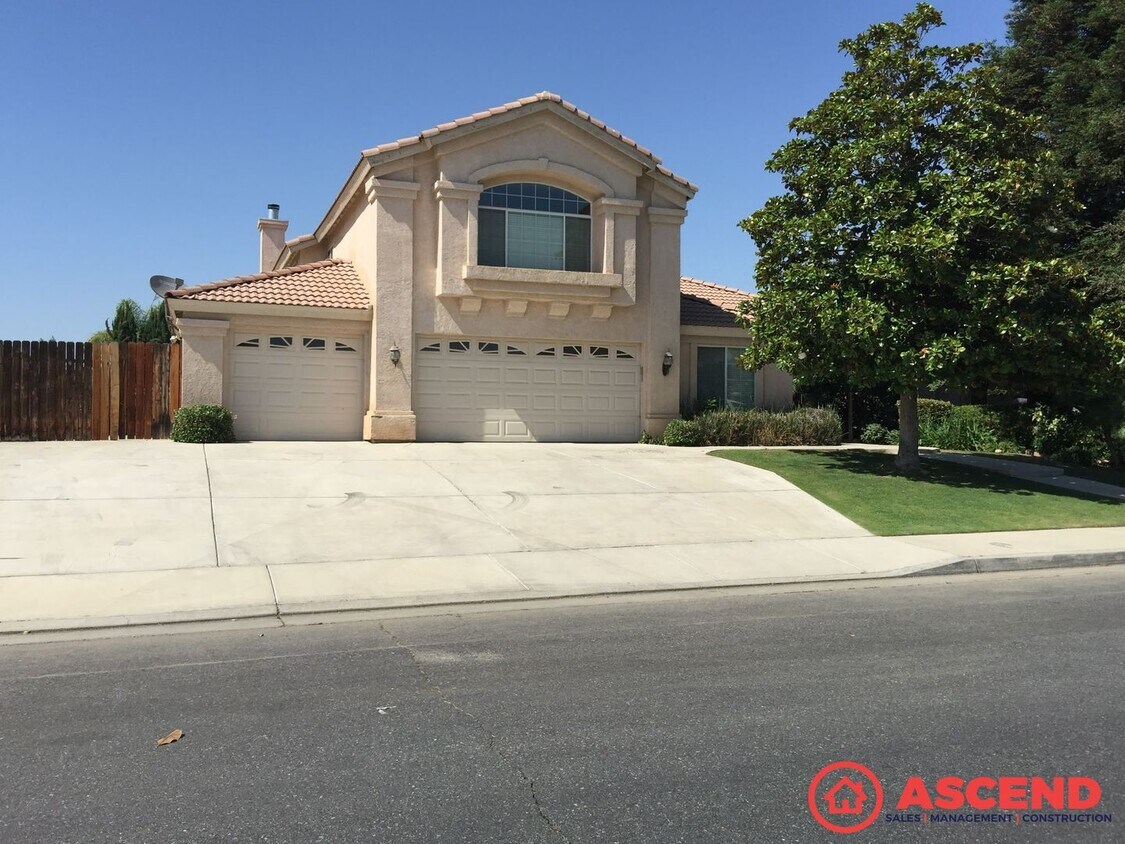 Foto principal - Stunning 5 Bedroom In Gated Community!
