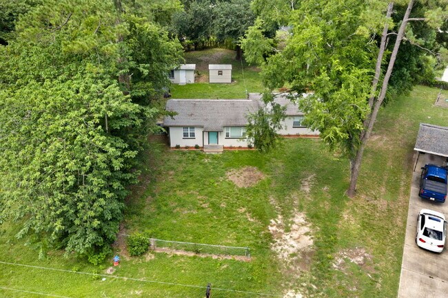 Building Photo - 3BR Home on Oversized Lot with Shed & Greenhouse