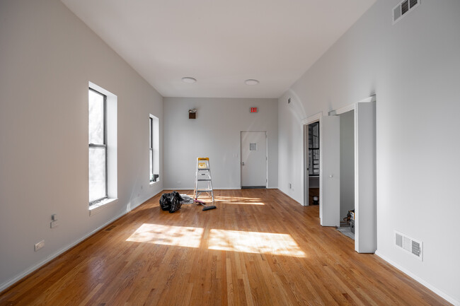 Building Photo - 646 N Damen Ave