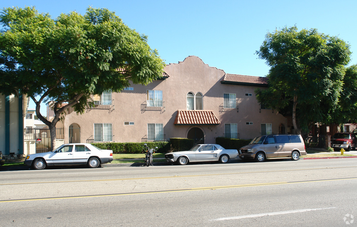 Foto principal - 824-828 S Glendale Ave