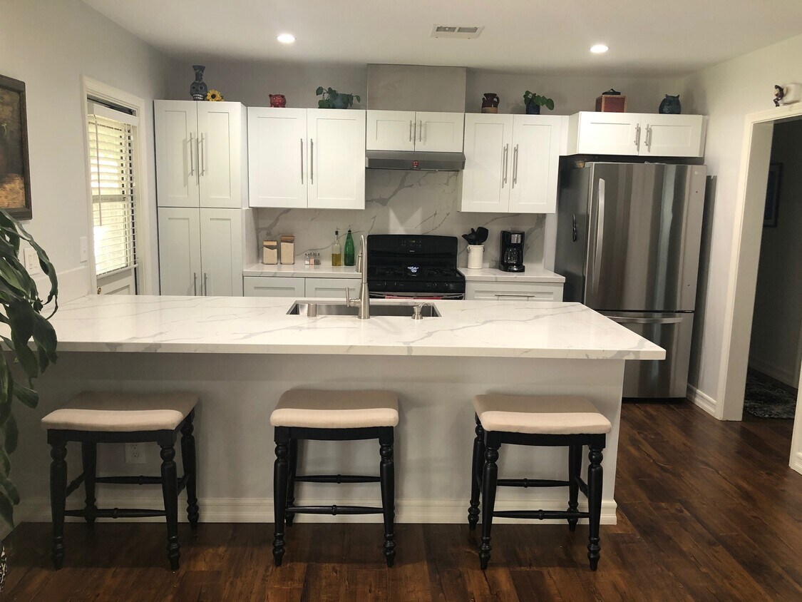 Foto principal - 6601 Farralone Ave