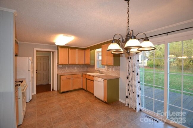 Foto del edificio - 2037 N Deal Ave