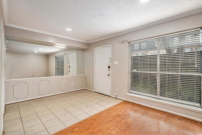Building Photo - 355 N Post Oak Ln