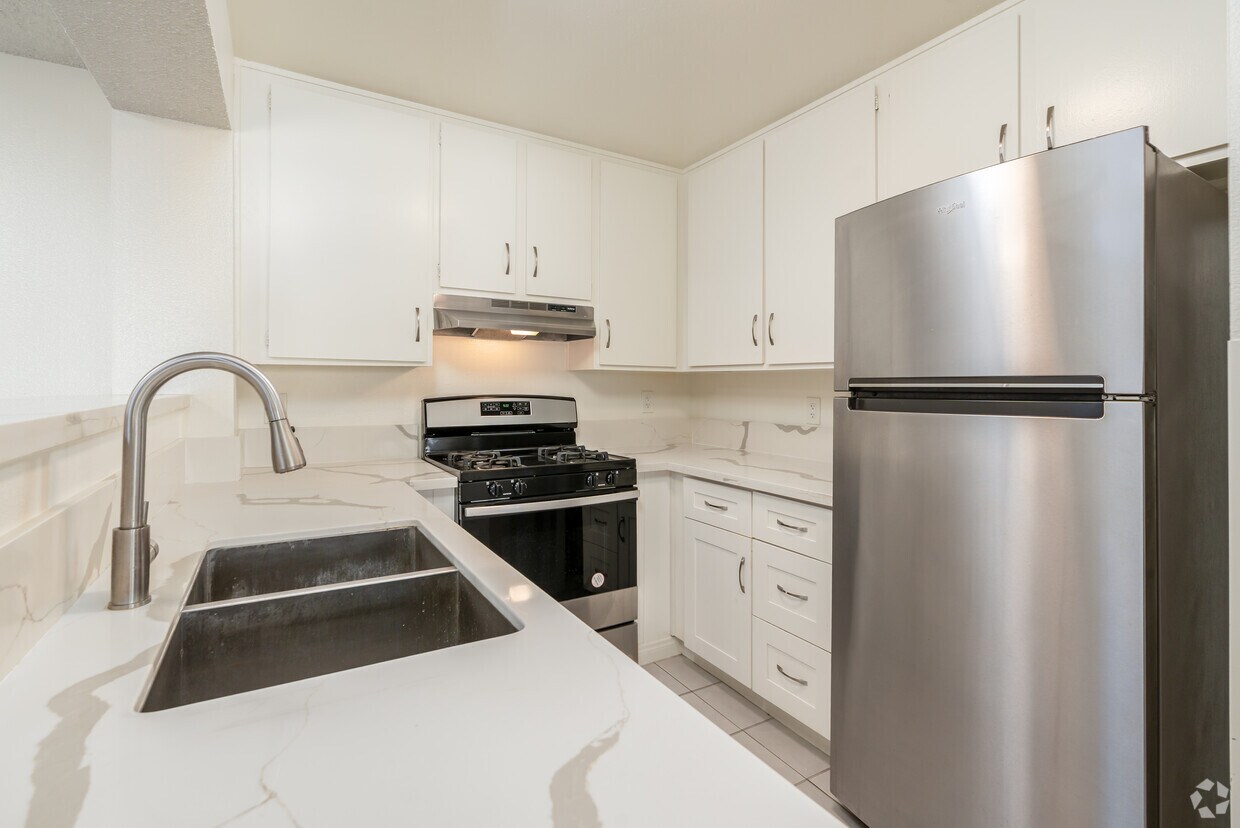 2 habitaciones, 1 baño - 750 pies cuadrados - Cocina - 636 N HILL PLACE