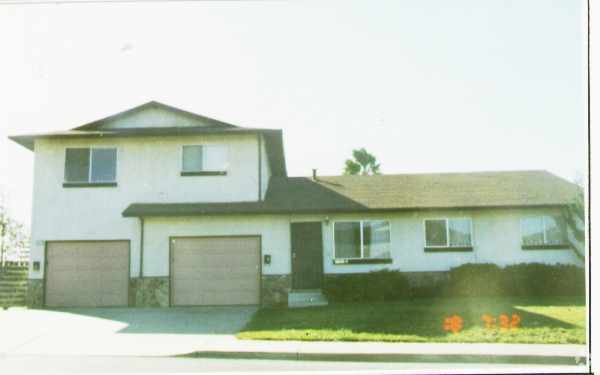 Building Photo - 1401 Sycamore Dr