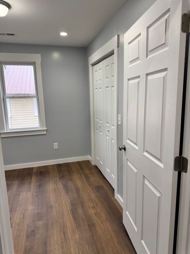 Building Photo - 913 E Myrtle Ave