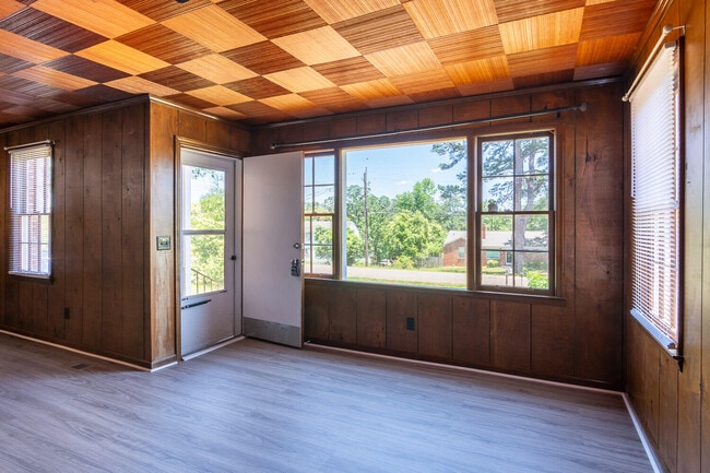 Building Photo - 1032 Bedford Dr