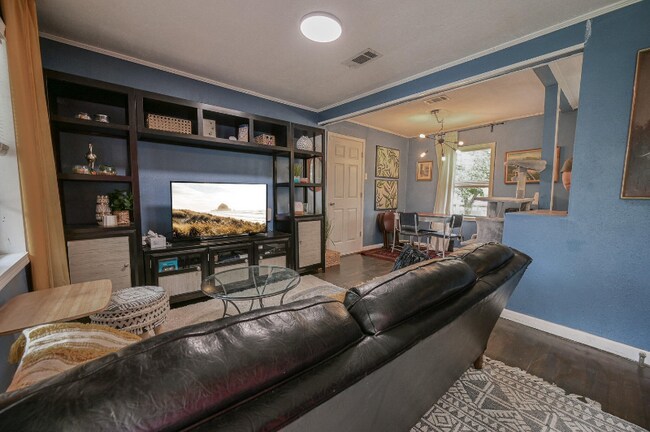 Foto del edificio - 1403 Aaron Ave