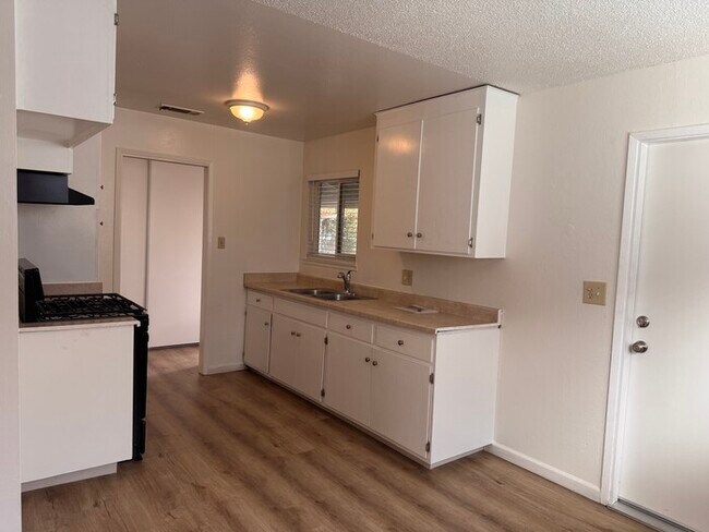 Foto del edificio - 3BR 1BA w/ 2 Car Garage + Fenced Yard in West Sacramento