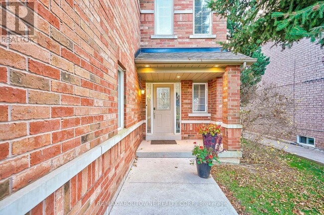 Photo du bâtiment - 2018 Deer Park Rd