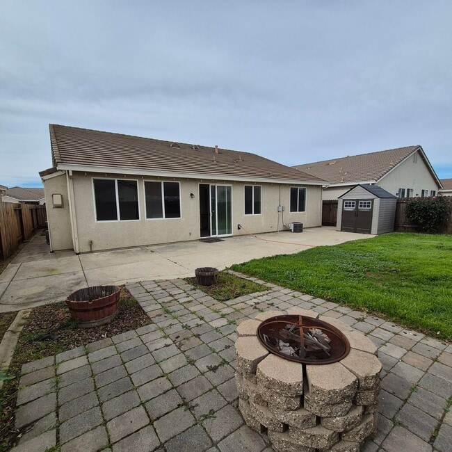 Building Photo - New Flooring throughout; Nice Elk Grove 3 bedroom home! Single story