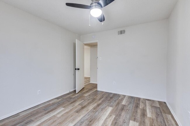 Building Photo - 1833 Pelican Dr N