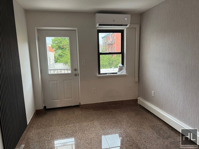 Foto del edificio - 2 BEDROOM | LONG ISLAND CITY