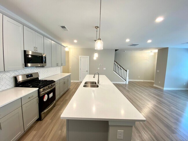 Building Photo - Gorgeous Like New Townhome in Pineville