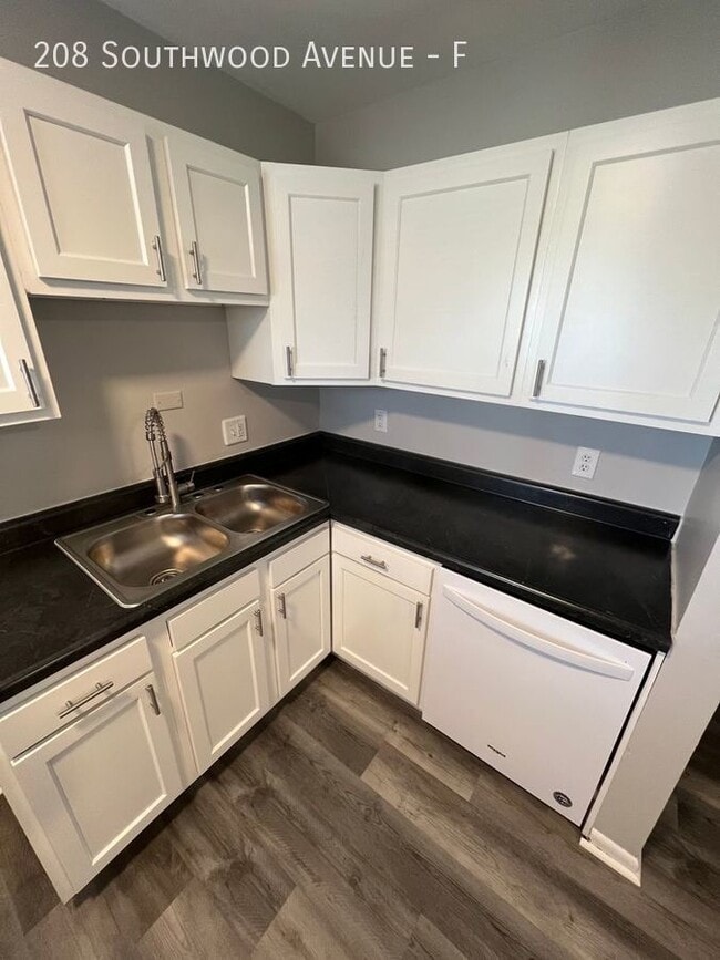 Building Photo - Updated One Bed in the Heart of Merion Vil...