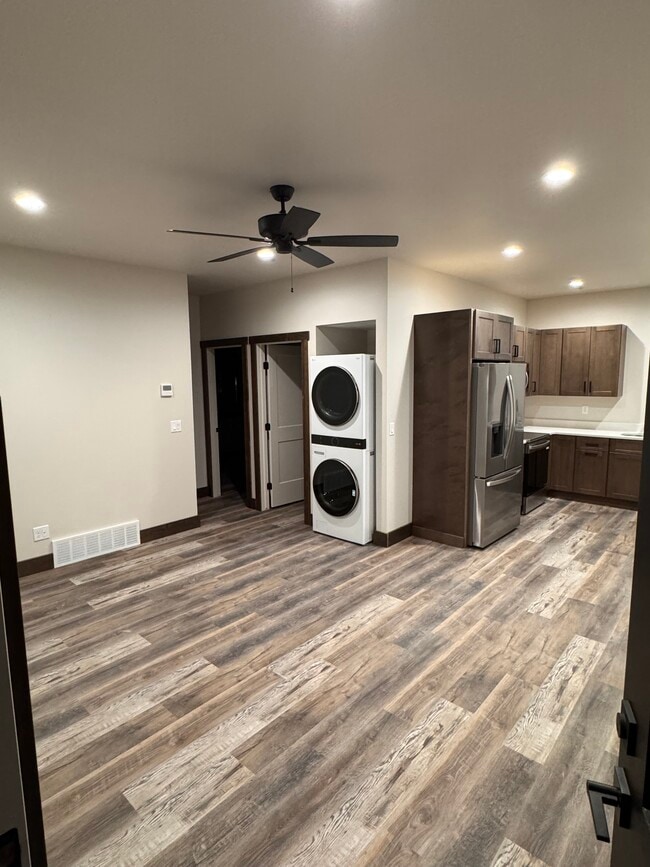 Building Photo - 423 Poppy St