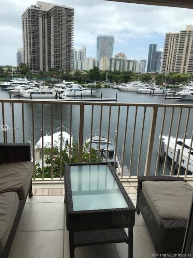 Foto del edificio - 19901 E Country Club Dr