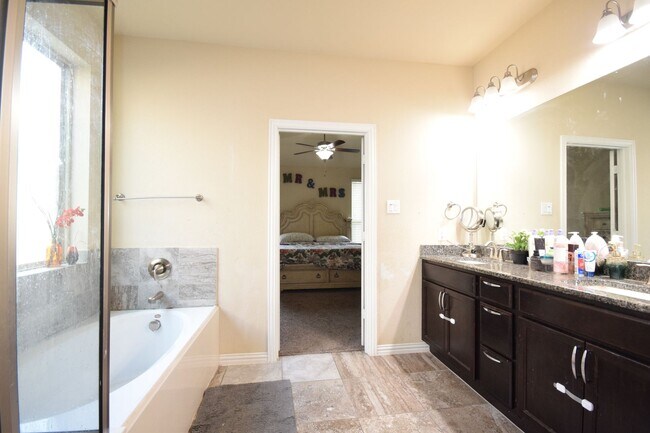 Building Photo - 4 bed 3 bath house in Prestwyck