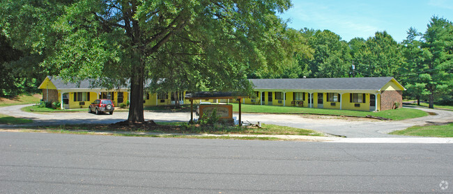 Foto del edificio - Cornelius Gardens Apartments