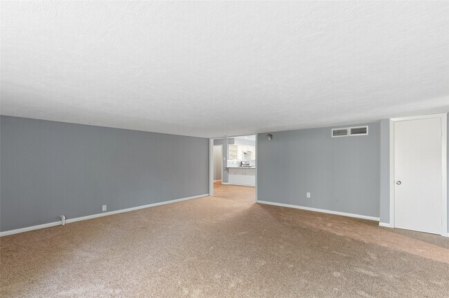 Foto del edificio - 10502 Royal Oaks Dr
