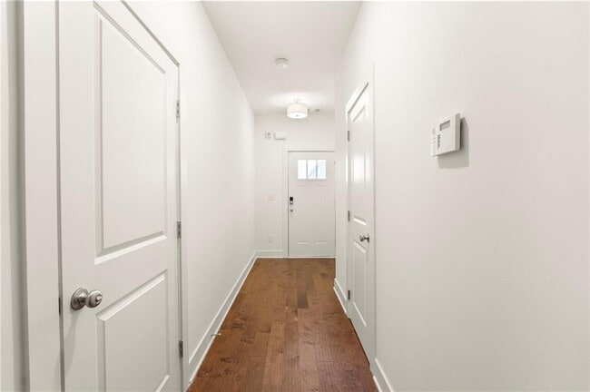 Building Photo - 1833 Edgehill Dr