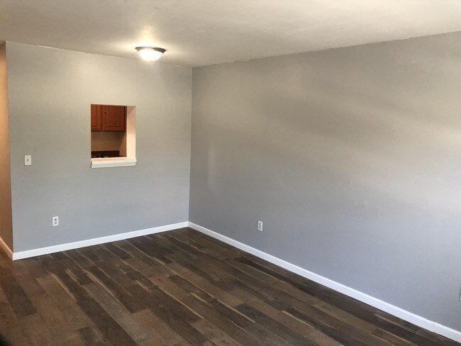 Comedor - 667 E 165th St