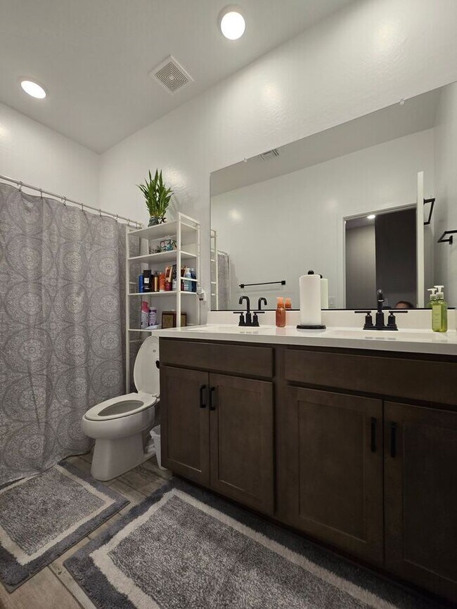 Foto del edificio - 3 Bedroom, 2 Bath Available Plus a Den!!! ...