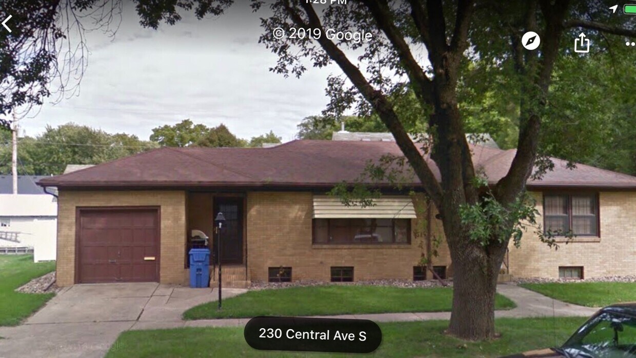 Primary Photo - Huge 3 Bedroom Single Family Home! 12 mont...