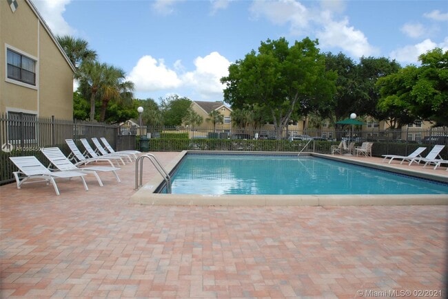 Foto del edificio - 9649 Riverside Dr