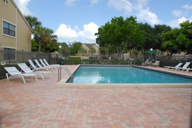 Building Photo - 9649 Riverside Dr