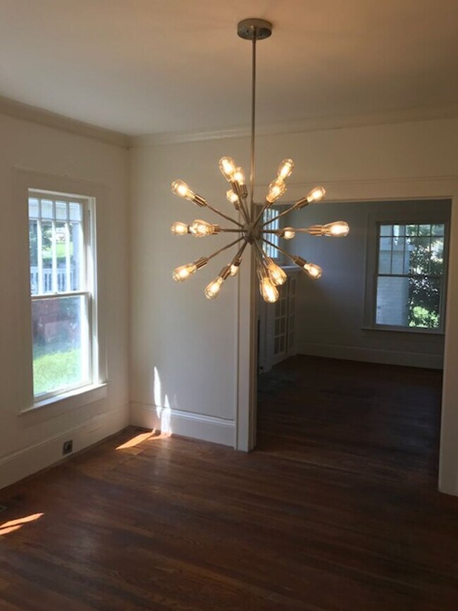Building Photo - Wonderful Updated Classic Bungalow Walk or Bike to Med School, ETSU & Downtown Johnson City