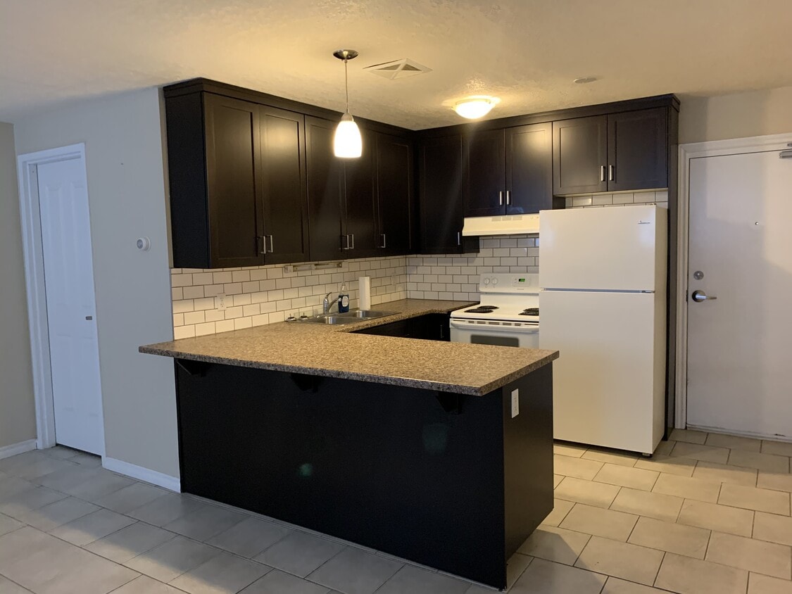Primary Photo - 30-30 Westmount Rd W