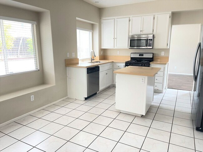 Building Photo - Spacious Murrieta Home For Rent!