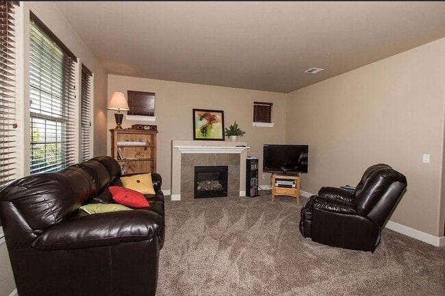 Foto del edificio - Spacious 4-Bedroom Home with New Paint & Carpet, Fenced Yard