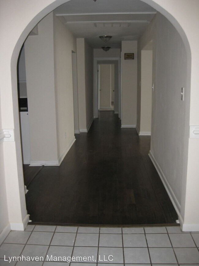 Building Photo - 402 Pembroke Ave