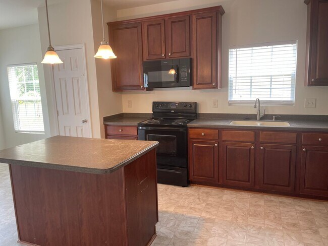 Foto del edificio - Spacious 4 Bedroom Home with Two-Car Garage in Swann's Mill Community
