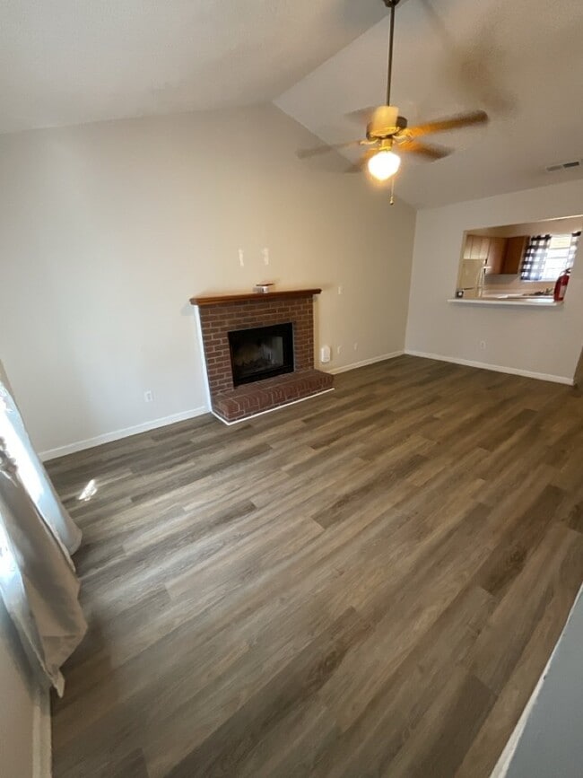 Building Photo - Nice 2 Bedroom Duplex - 210 Live Oak Ct.