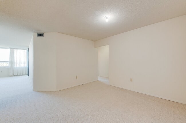 Building Photo - 55 Skymark Dr