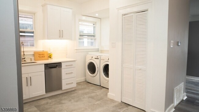 Foto del edificio - 65 Poe Ave