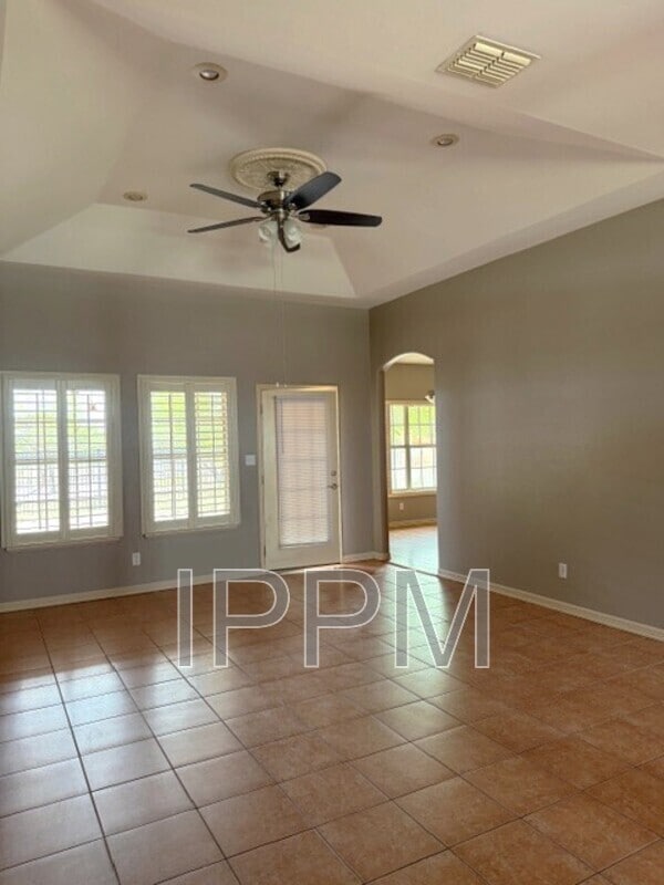 Foto del edificio - 3318 Champagne Ln