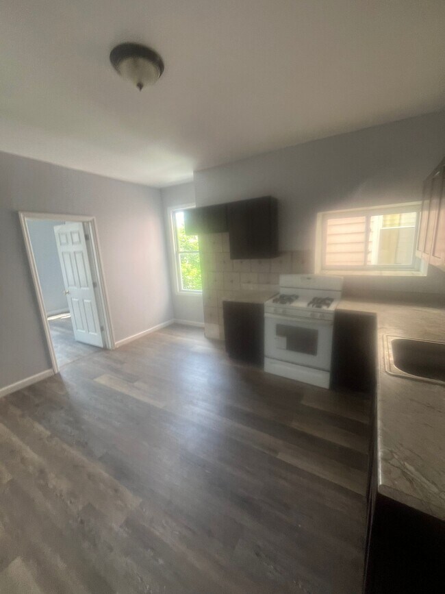 961 Grove St 2R - 957 Grove St