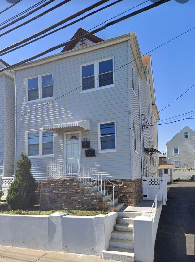 Building Photo - 705 Midland Ave