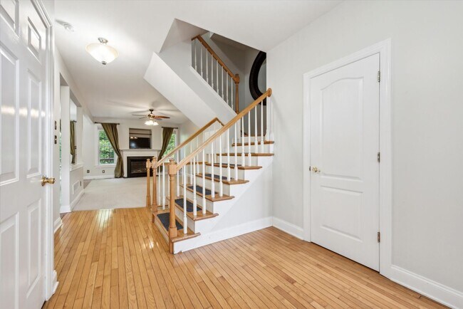 Building Photo - Lovely 2 Bed 2.5 Bath + a Loft Townhome in...