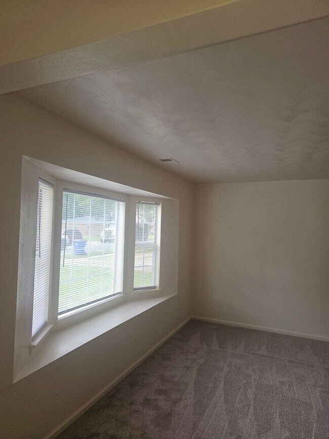 Foto del edificio - 5008 Woolsey St